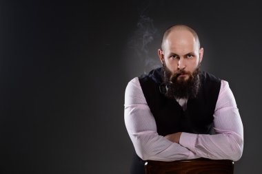 Eski moda giyimli sakallı adam