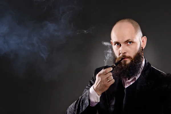 Homem barbudo careca vestindo terno antiquado — Fotografia de Stock