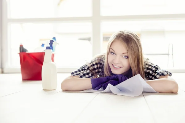 Beautiful young woman resting during cleaning of the apartment. — Stock Photo, Image