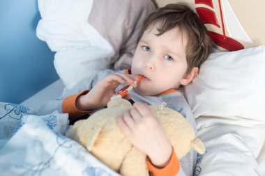 Küçük çocuk hasta yatağında yalan