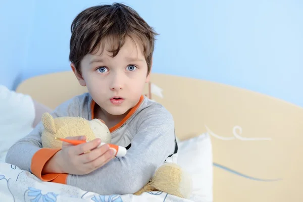 The little boy is sick. He lies in bed. — Stock Photo, Image