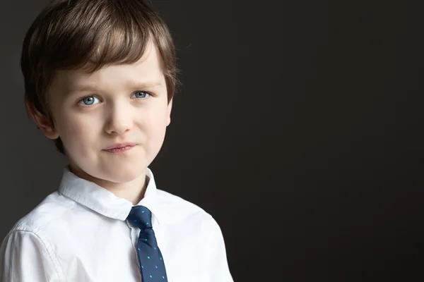 Portret van een knappe kleine jongen — Stockfoto