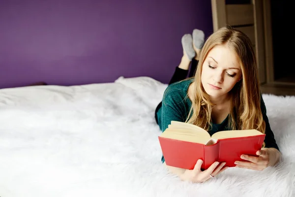 Vacker blond kvinna läser en bok — Stockfoto