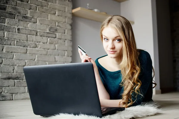 Schöne blonde Frau beim Einkaufen im Internet. — Stockfoto