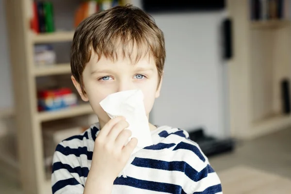 Kleine jongen waait zijn neus — Stockfoto