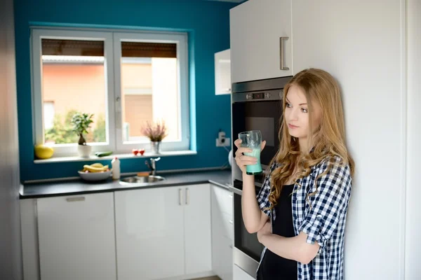 Joven rubia bebiendo leche de un vaso — Foto de Stock