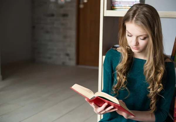 Jeune femme blonde lisant un livre — Photo