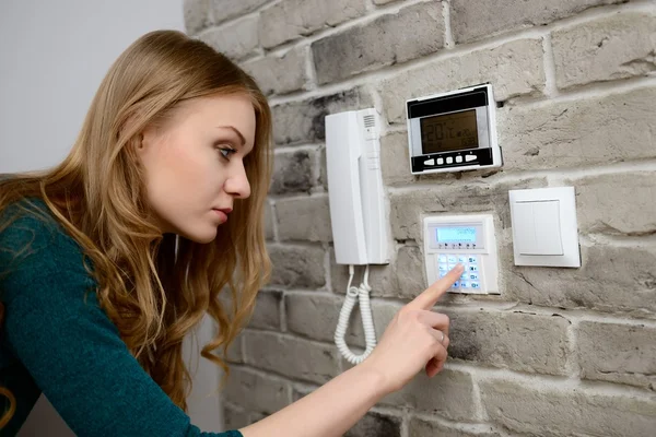 La mujer activa una alarma en la casa —  Fotos de Stock