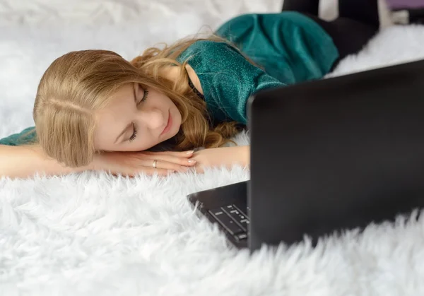 A beautiful young blond woman fell asleep — Stock Photo, Image