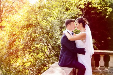 Gelin ve damat yaz güneşli düğün fotoğrafı