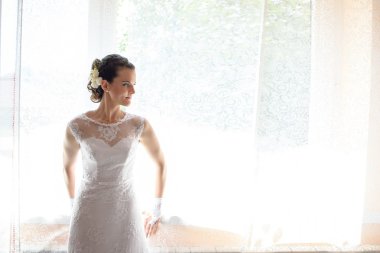 Gelin pencereden bakıyor