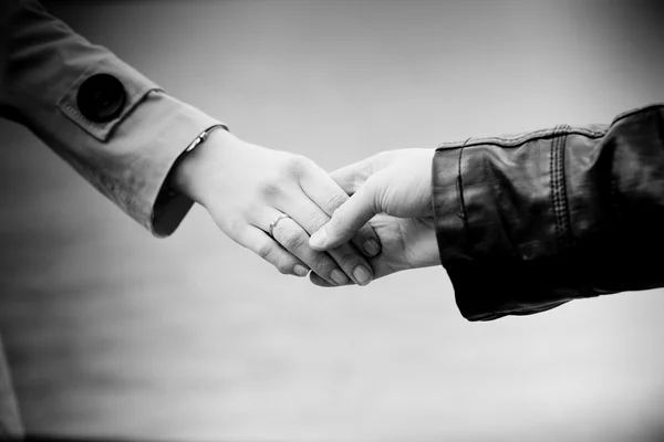 결혼 반지와 함께 손을 잡고의 클로즈업 — 스톡 사진