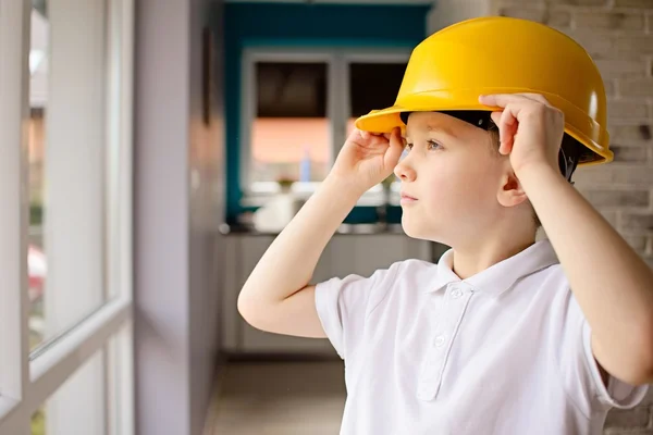 Garçon avec casque jaune à la maison — Photo