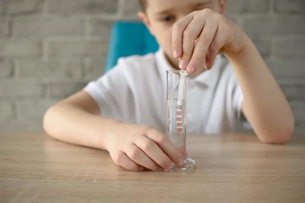 Kleine jongen voeren experiment op water — Stockfoto