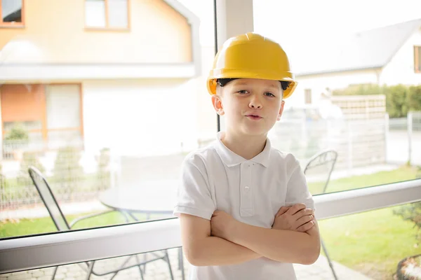 Dreng poserer med en ingeniør hjelm - Stock-foto