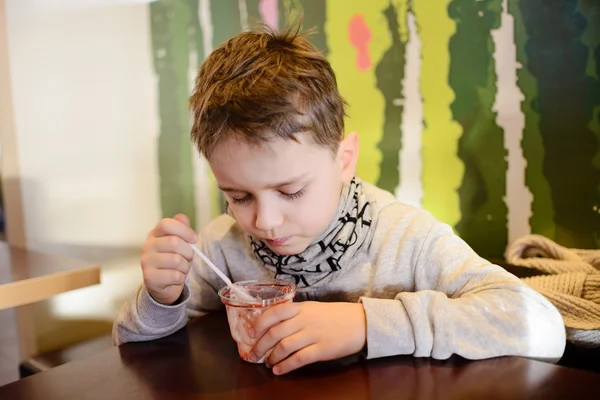 Le petit garçon qui mange de la glace — Photo