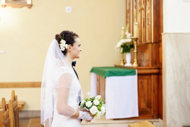Kilisenin sunak önce gelini standları