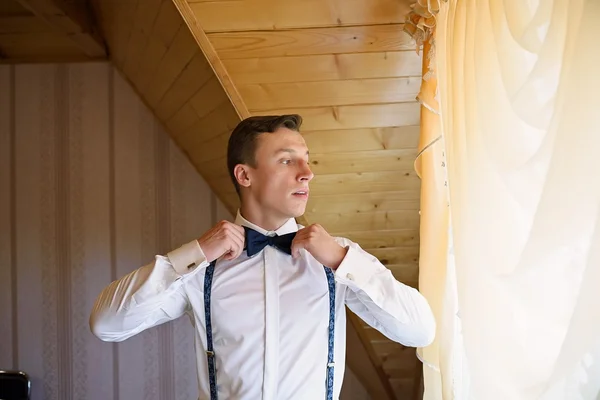 Novio guapo preparándose para la ceremonia de boda . —  Fotos de Stock