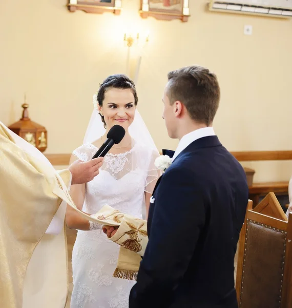 A menyasszony és a vőlegény az esküvő a templom alatt. — Stock Fotó