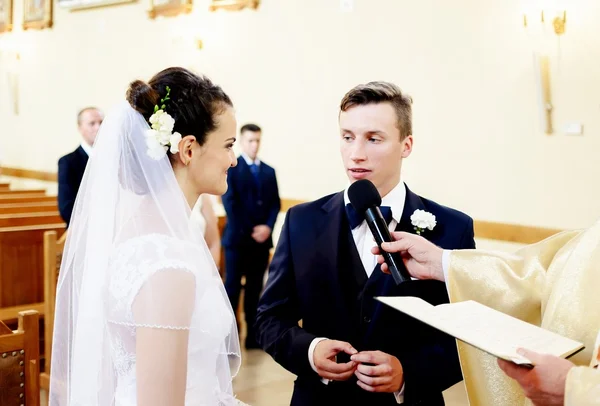 A cerimônia de casamento na igreja — Fotografia de Stock