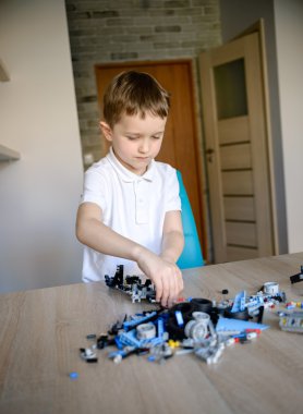 Teknik plastik blok kapalı oynayan çocuk