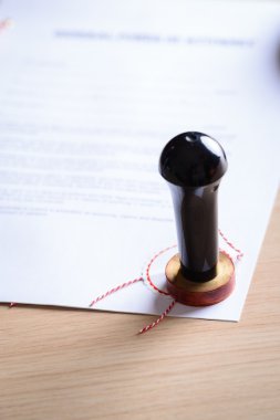İmzalı bir belge üzerinde noter pulu