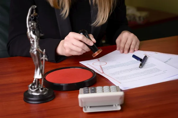 Primer plano de la mano del notario que sella el documento . — Foto de Stock