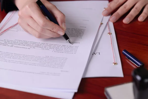 Closeup of a hand signing a last will by a pen. — Stock Photo, Image