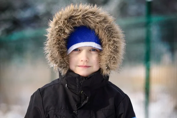 Retrato de niño feliz de 6 años en invierno —  Fotos de Stock