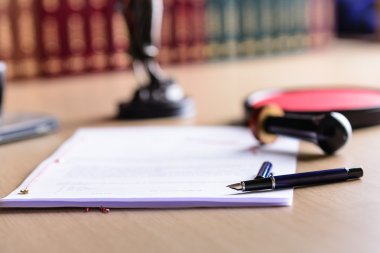 Sözleşme masasında bir noter işaret bekliyor.