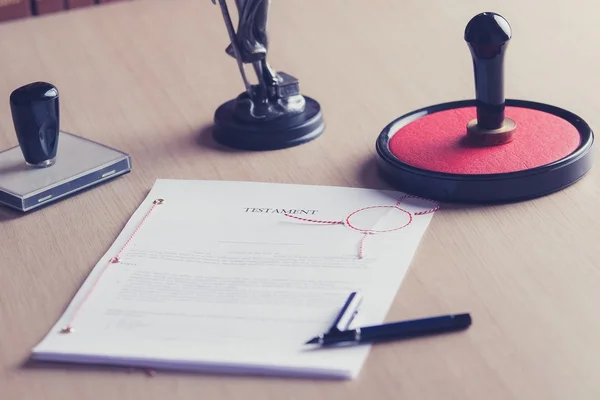 Signed testament on notary public desk — Stock Photo, Image