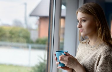 Bir fincan kahve içme kadın 