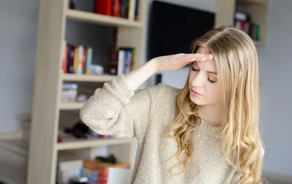 Vacker kvinna stående med huvudvärk — Stockfoto