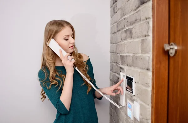 Woman talking on the intercom — Stock Photo, Image