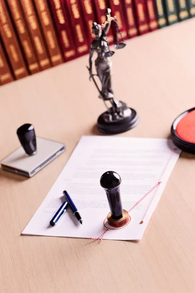 Het document wacht op de handtekening van een notaris. — Stockfoto