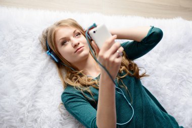 Genç bir kadın onun smartphone--dan müzik