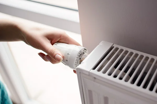 Justera termostaten ventilen — Stockfoto