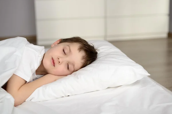 Tired kid sleeping in bed, happy bedtime in white bedroom — Stock Photo, Image
