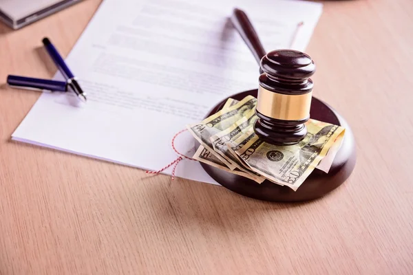 Juez martillo y dinero junto al juicio sobre mesa de madera . — Foto de Stock