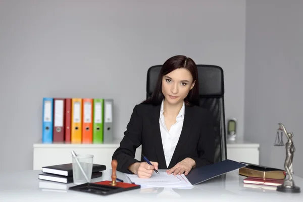 Vrouw notaris ondertekenen de volmacht — Stockfoto