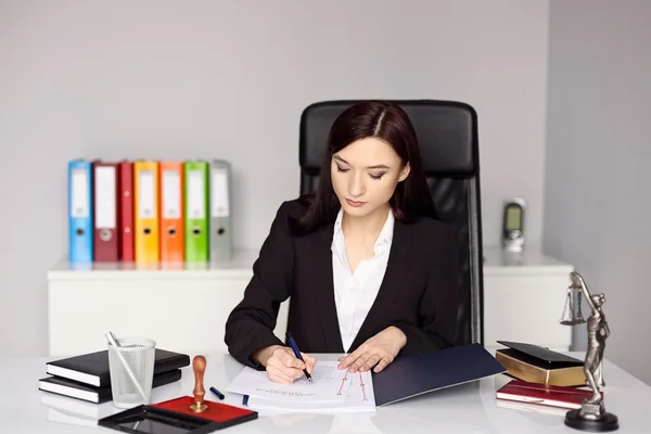 Woman notary public notarizes the power of attorney — Stock Photo, Image