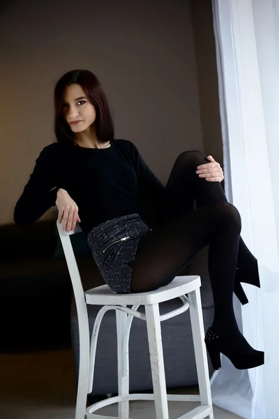 Ritratto di donna seduta sullo sgabello . — Foto Stock