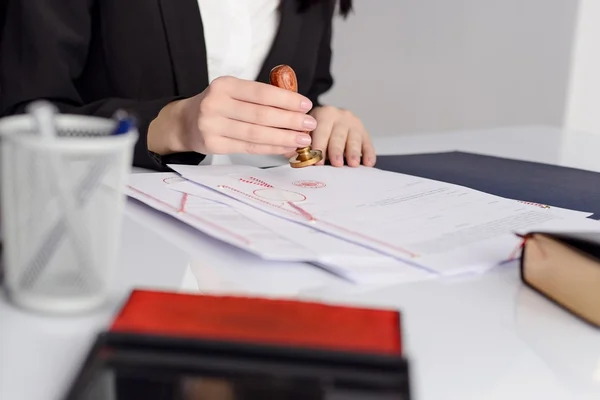 Notarie notarize testamentet på notarius publicus kontor — Stockfoto