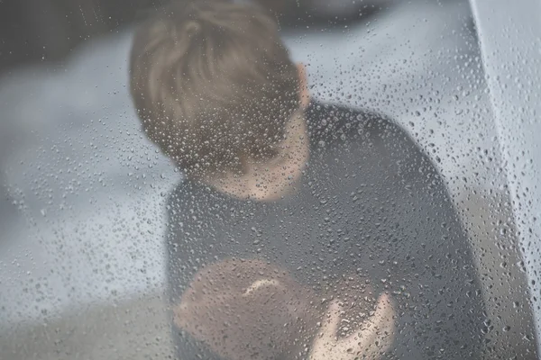 Il bambino sta abbracciando il suo orsacchiotto. Focus selettivo . — Foto Stock