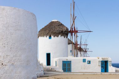 Parlak mavi gökyüzü karşı Mykonos, Yunanistan'daki yel değirmenleri