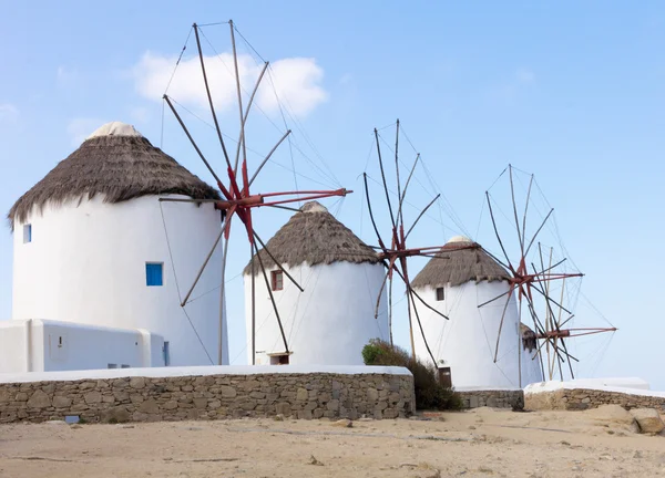 Mykonos windmills parlak mavi gökyüzü karşı