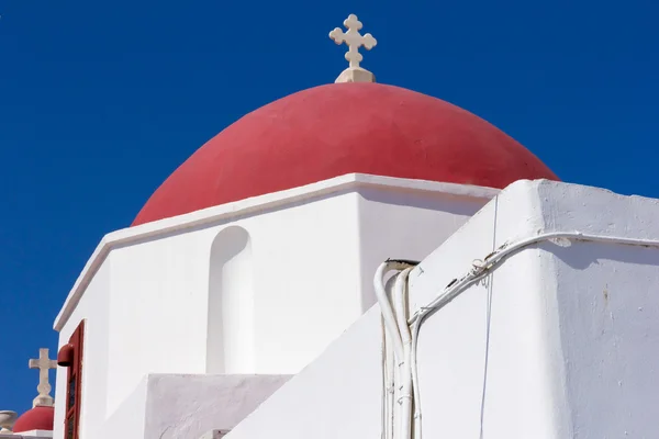Domo rojo en la iglesia en Mykonos, Grecia — Foto de Stock