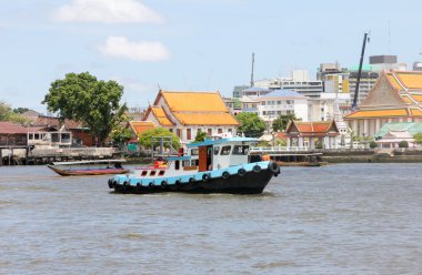 Chao Phray Nehri üzerinde tekne römorkör