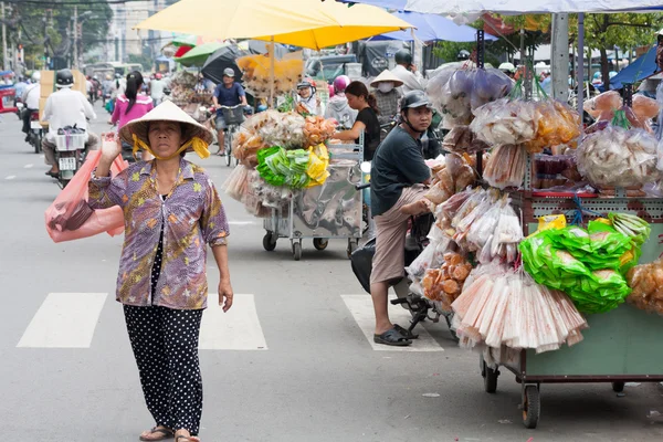 Mulher carregando compras — Fotografia de Stock