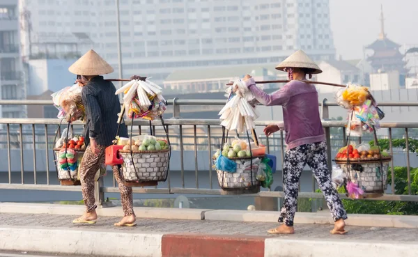 Vendeurs de rue sur le pont — Photo